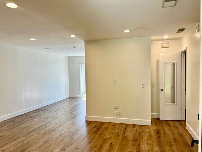 Foto del edificio - Fully remodeled town home!