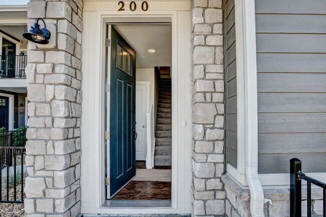 Foto del edificio - Move-In Ready 3-Bedroom Townhome with Garage & Modern Finishes in Loveland!
