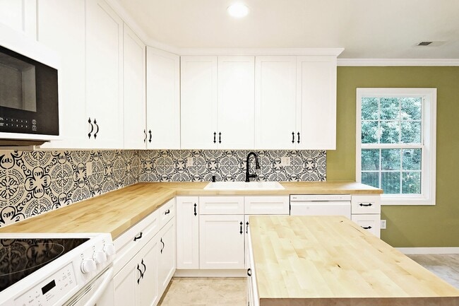 Foto del edificio - 703 Oak Creek Rd