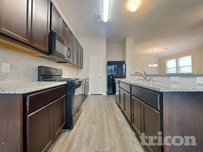 Foto del edificio - 15607 Jackie Robinson Rd