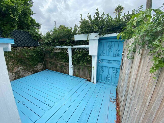 Foto del edificio - Beautiful large studio 2 blocks from the beach