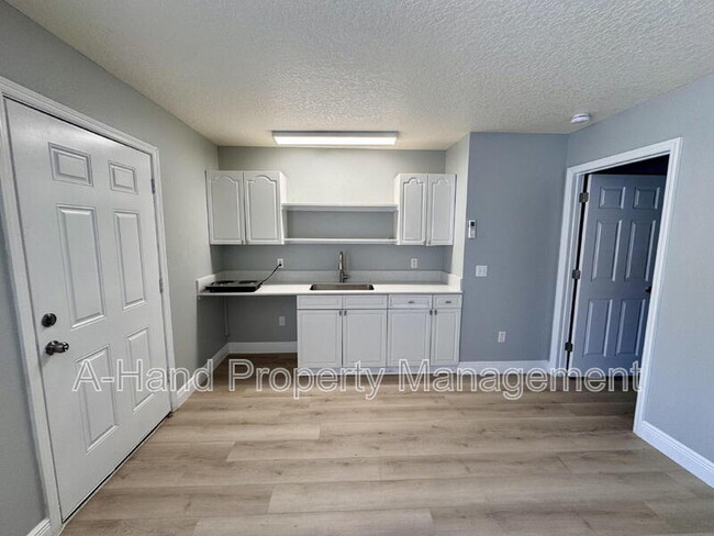 Building Photo - 2623 Fan Palm Dr
