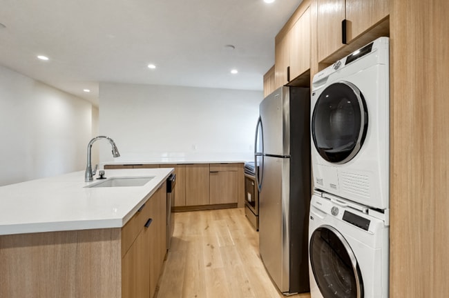 Building Photo - 2525 Beverley Ave