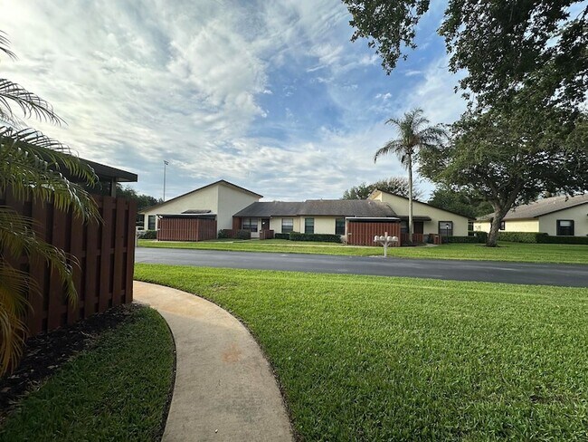 Foto del edificio - 8075 SE Villa Cir