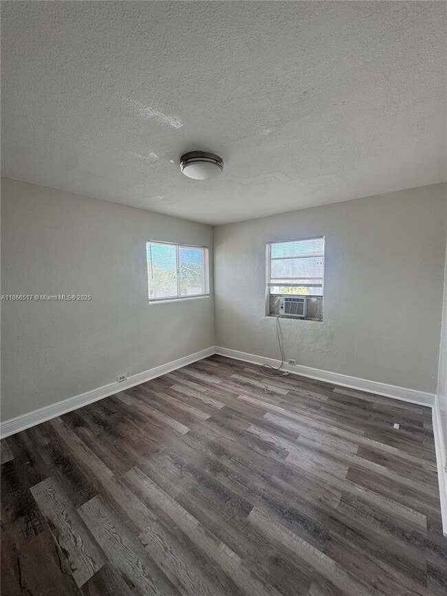 Building Photo - 1425 W 31st St
