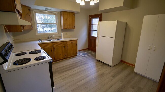 Building Photo - 3 Bed / 1 Bath Duplex Available Now