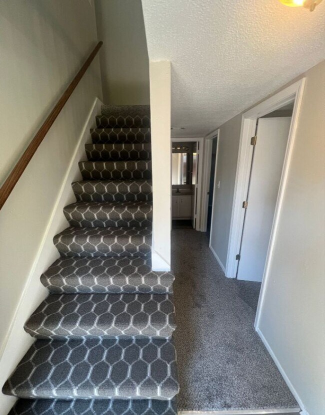 Foto del edificio - Spacious Split-Level Duplex in Lee’s Summit