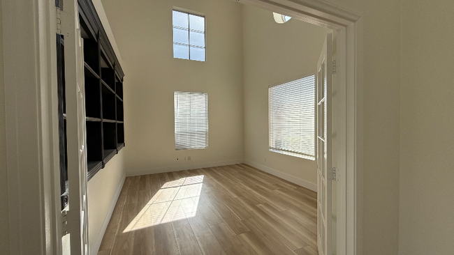 Building Photo - 8000 Del Rey Ave