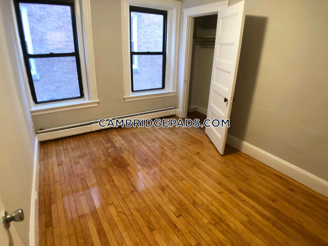 Building Photo - 156 Elm St