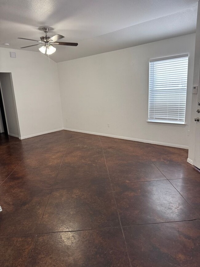 Building Photo - 521 Oakwood Ln