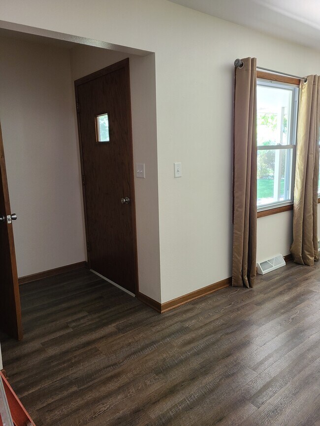 Entrada principal a la sala de estar. - 217 S Water St