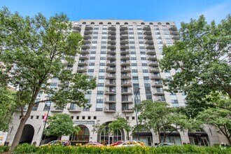 Building Photo - 1250 N La Salle Dr