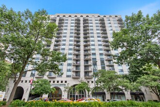 Building Photo - 1250 N La Salle Dr