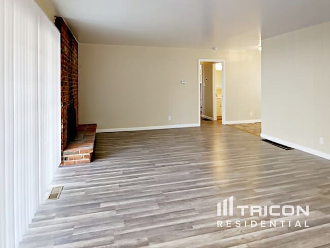 Foto del edificio - 1355 Royal Dr