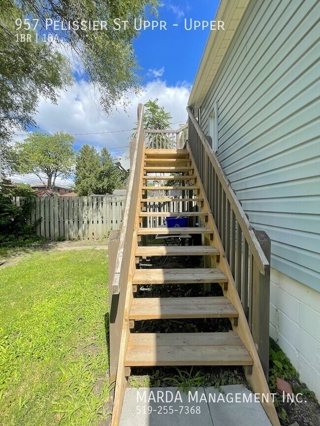 Photo du bâtiment - MODERN 1 BED/1 BATH UPPER UNIT - DOWNTOWN PLUS HYDRO & GAS