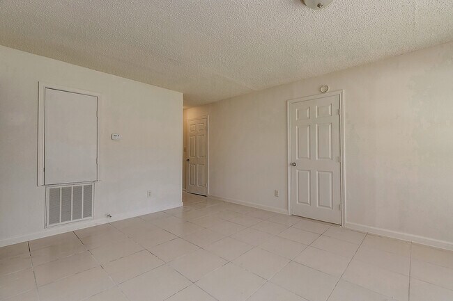 Building Photo - $1,350  3 Bedr/ 1 bath Beautiful Home in D...