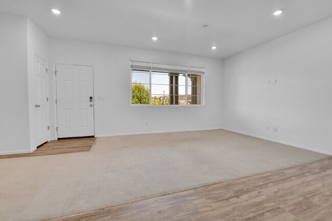 Foto del edificio - $2,795.00, 3 bed, 2.5 bath located in Auro...