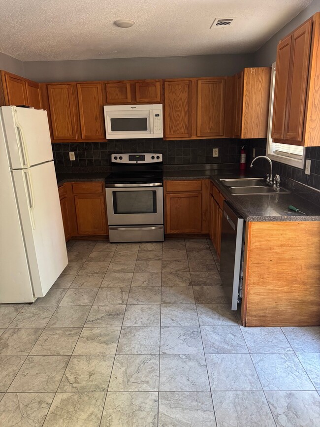 Building Photo - 7087 Ravenwood Ln