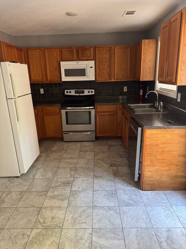 Foto del edificio - 7087 Ravenwood Ln