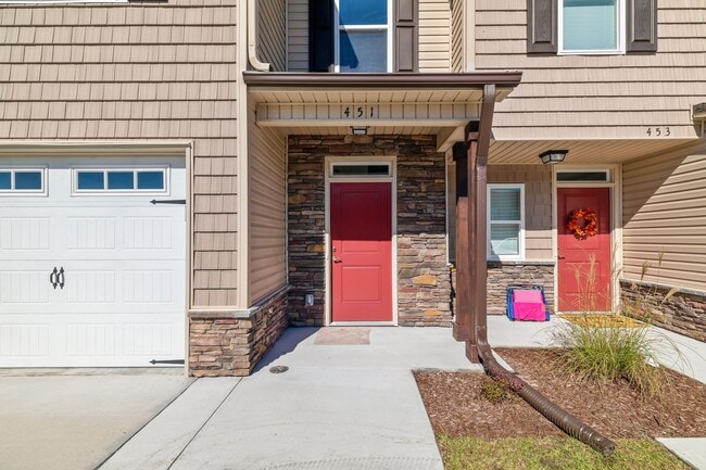 Building Photo - 2 Bed 2.5 Bath Townhome