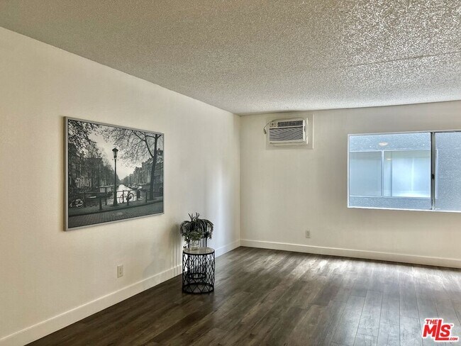 Foto del edificio - 6021 Carlton Way
