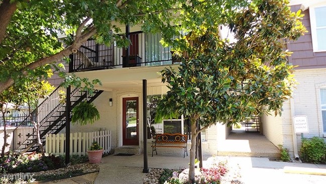 Building Photo - 3 br, 2 bath Apartment - Amherst Oaks C1 - C4