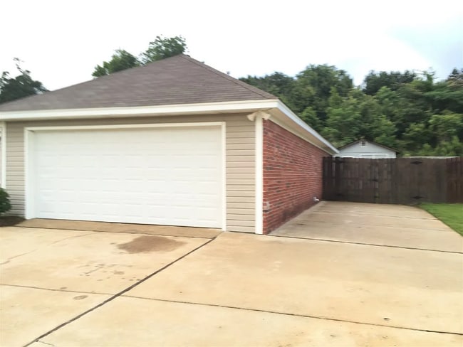 Building Photo - 611 Shadowridge Dr