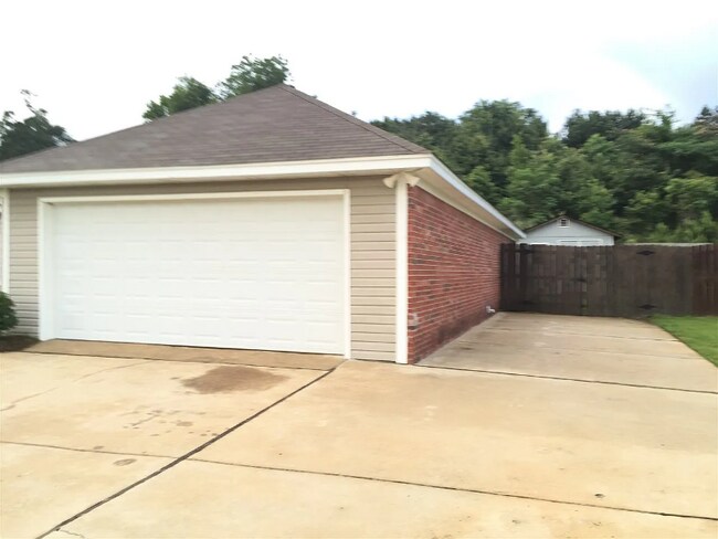 Foto del edificio - 611 Shadowridge Dr