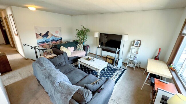 Foto del edificio - 3 Bed 1 Bath Apartment - Be Close To Every...