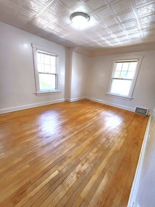 Building Photo - Beautiful Updated 3-bedroom Colonial