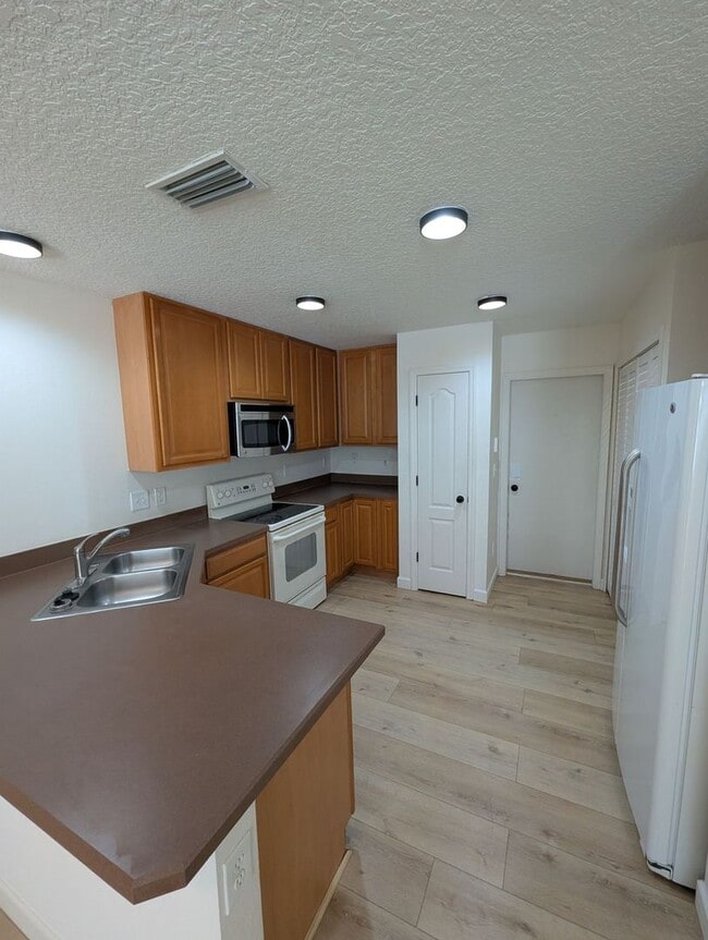 Building Photo - Beautiful 3 Bedroom 2.5 Bath Home in Paloma