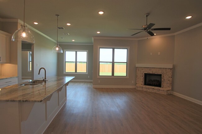 Building Photo - Coming Soon! Stunning 4 Bed 2 Bath Home!