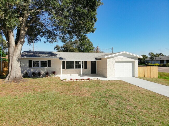 Foto del edificio - Coming Soon! - Beautifully Renovated Large...