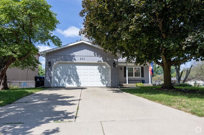 Building Photo - 201 S Evergreen Ln