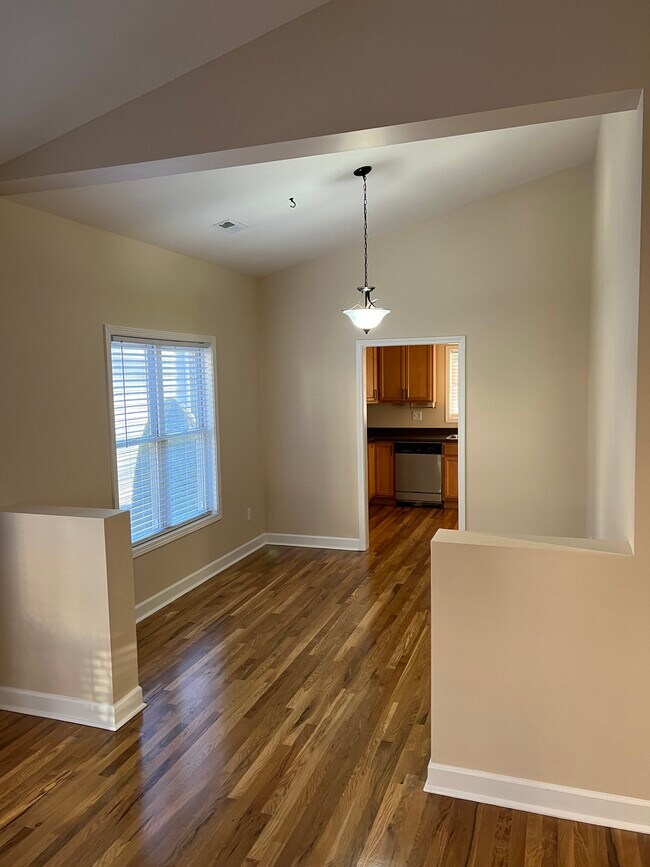 Foto del edificio - 457 Toms Hill Dr