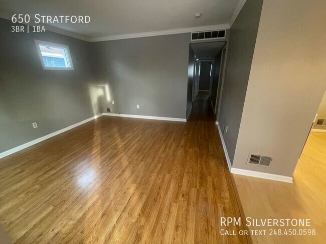 Building Photo - Spacious 3-bedroom