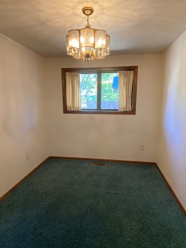 Building Photo - Location Location Location! 4 Bedroom Clos...