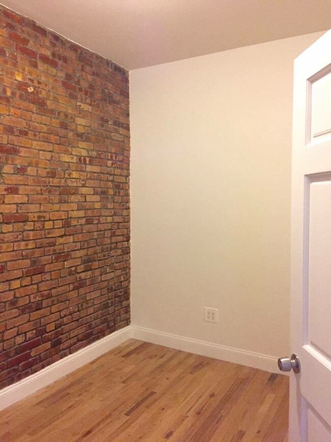 Building Photo - 553 Wilson Ave