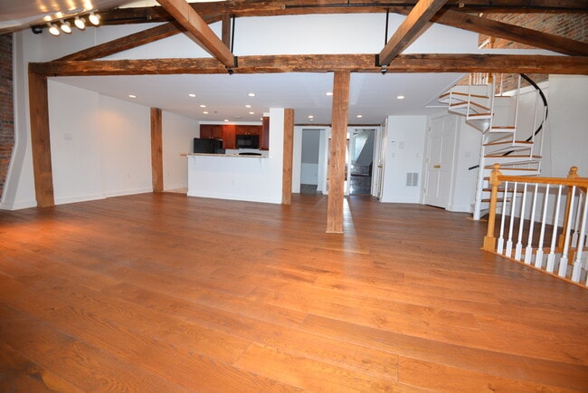 Building Photo - 2 Bow St