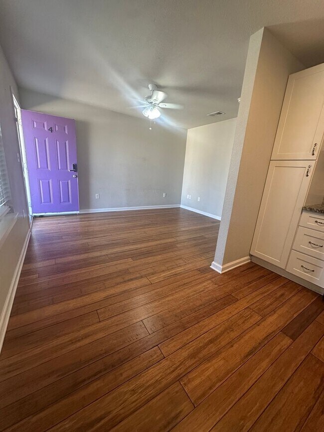 Building Photo - 901 Parmer Ave