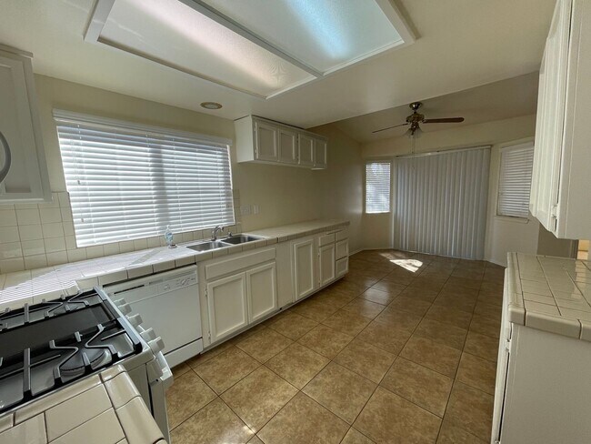 Foto del edificio - Hesperia-Refurbished- 3 Bedrooms, 2 Bathro...