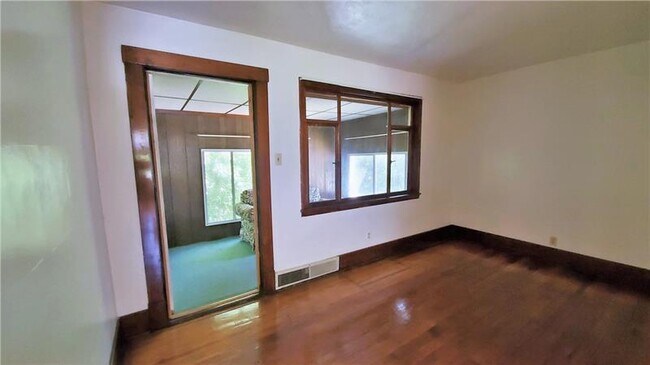 Building Photo - 728 7th Ave
