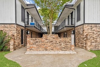 Building Photo - 910 7th Ave N