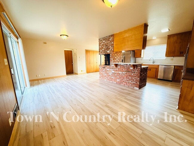 Building Photo - 3 Bedroom South Salinas Home!