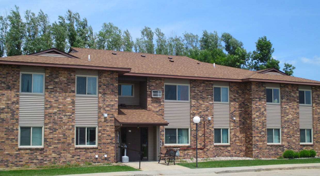 Exterior de la majestuosa mansión - Stately Manor Apartments