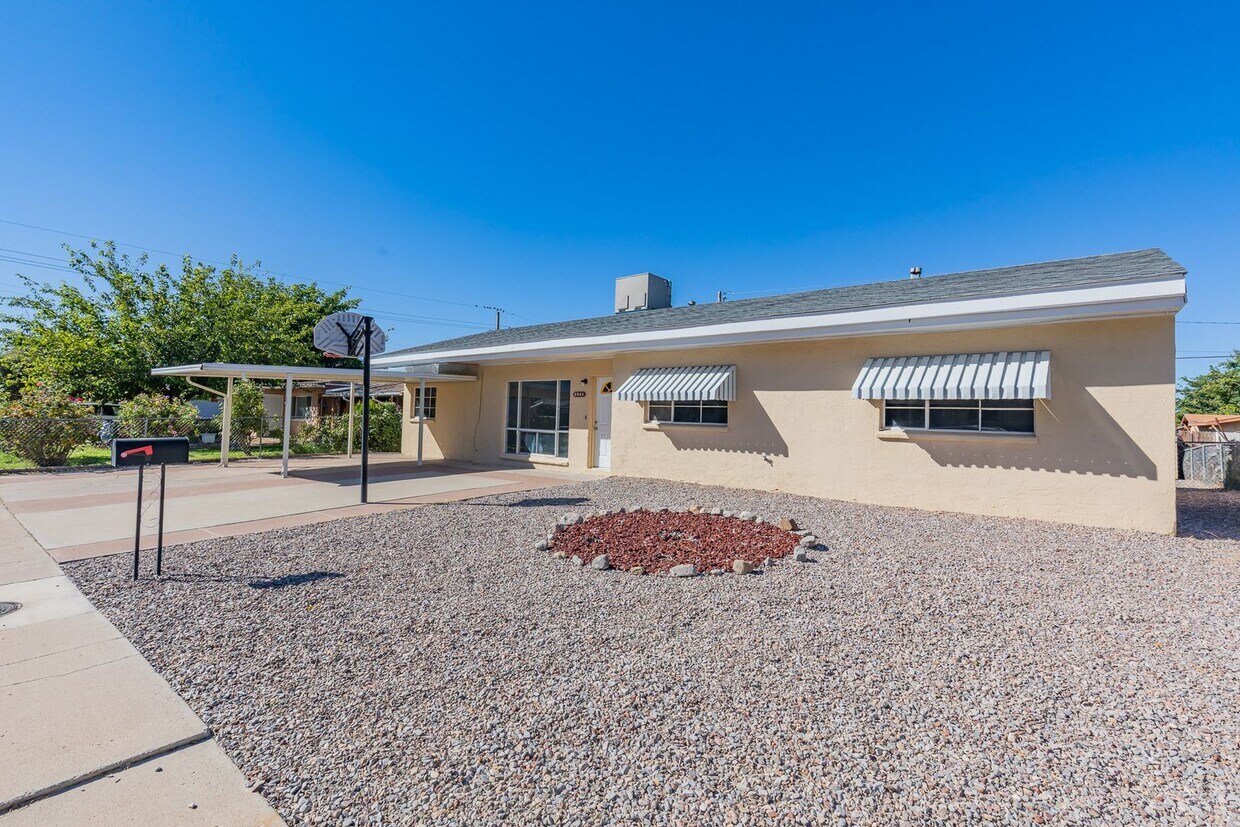 Foto principal - Well Maintained 3 Bedroom 1.5 Bath Home!