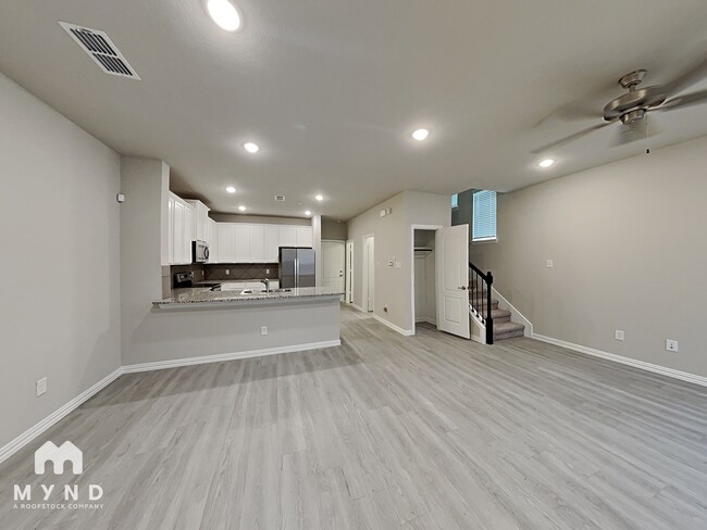 Building Photo - 1272 Alamo Dr