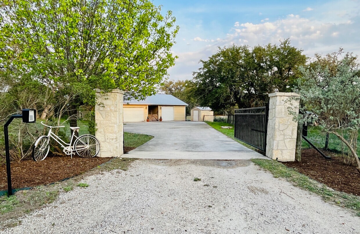 250 Green Oak Dr, Lakehills, TX 78063 House Rental in Lakehills, TX