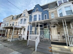Building Photo - 662 W King St