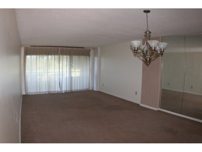 Building Photo - 3300 Cove Cay Dr